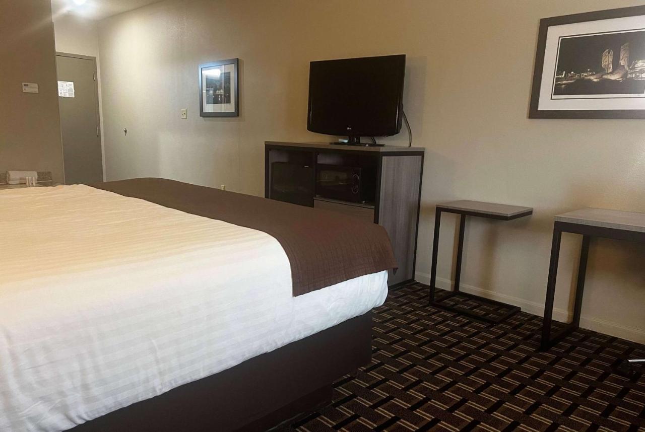 Baymont By Wyndham Columbus Hotel Exterior photo