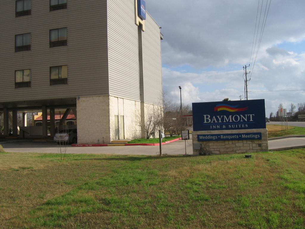 Baymont By Wyndham Columbus Hotel Exterior photo